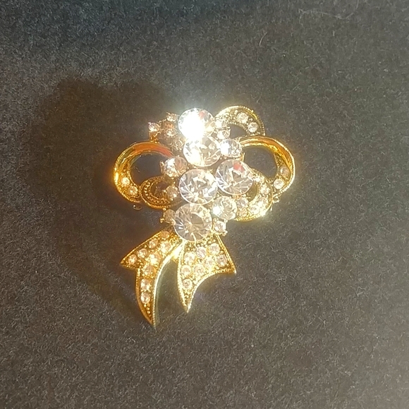 None Jewelry - Gold & Crystal Bow Brooch